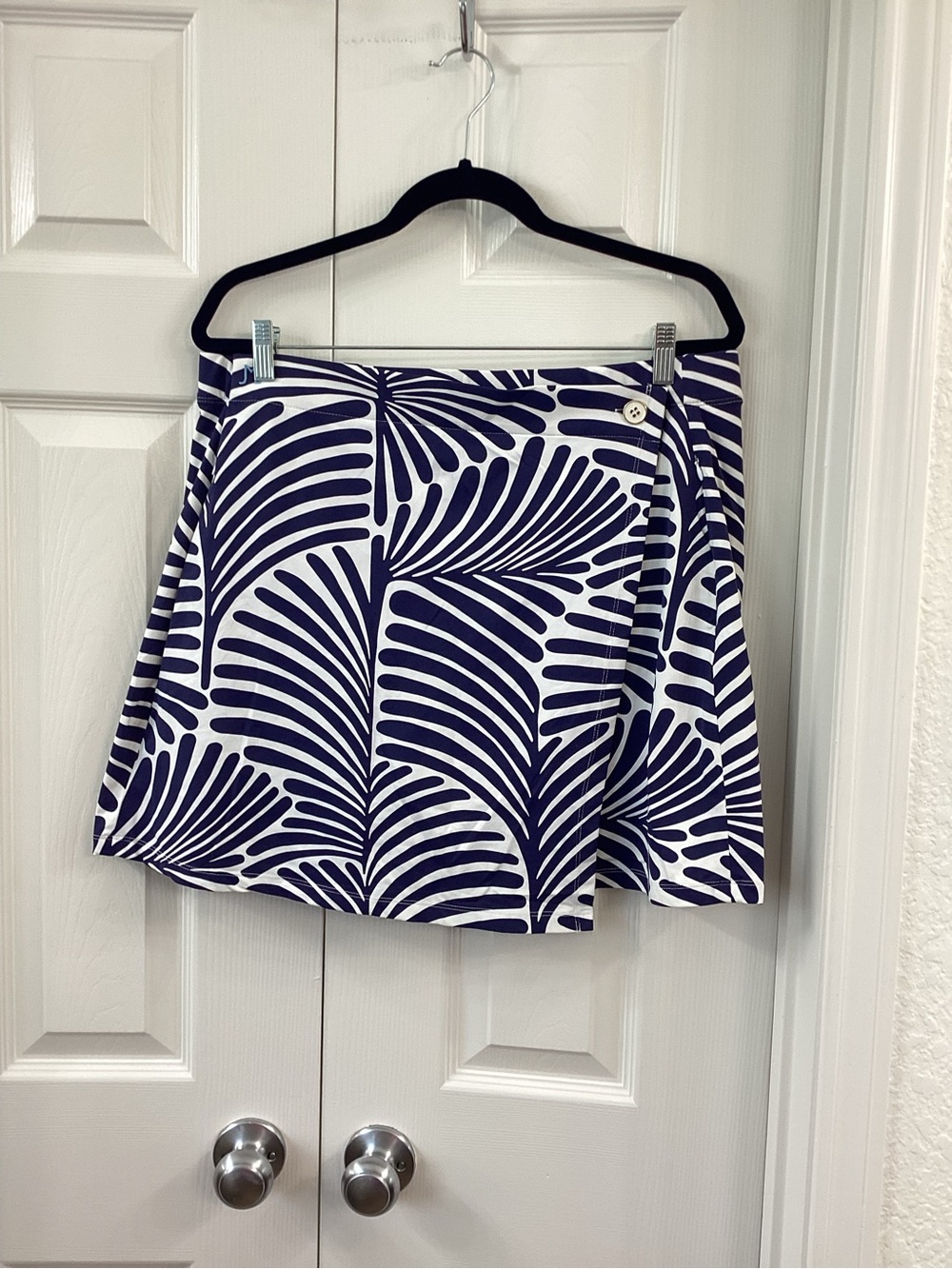 Only worn twice! J. McLaughlin Navy and White Palm-Print skort - Picture 3 of 6